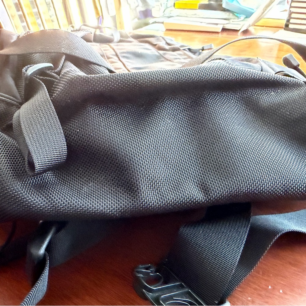 Never Used! North Face Chugach 18 Black Backpack - Picture 7 of 8
